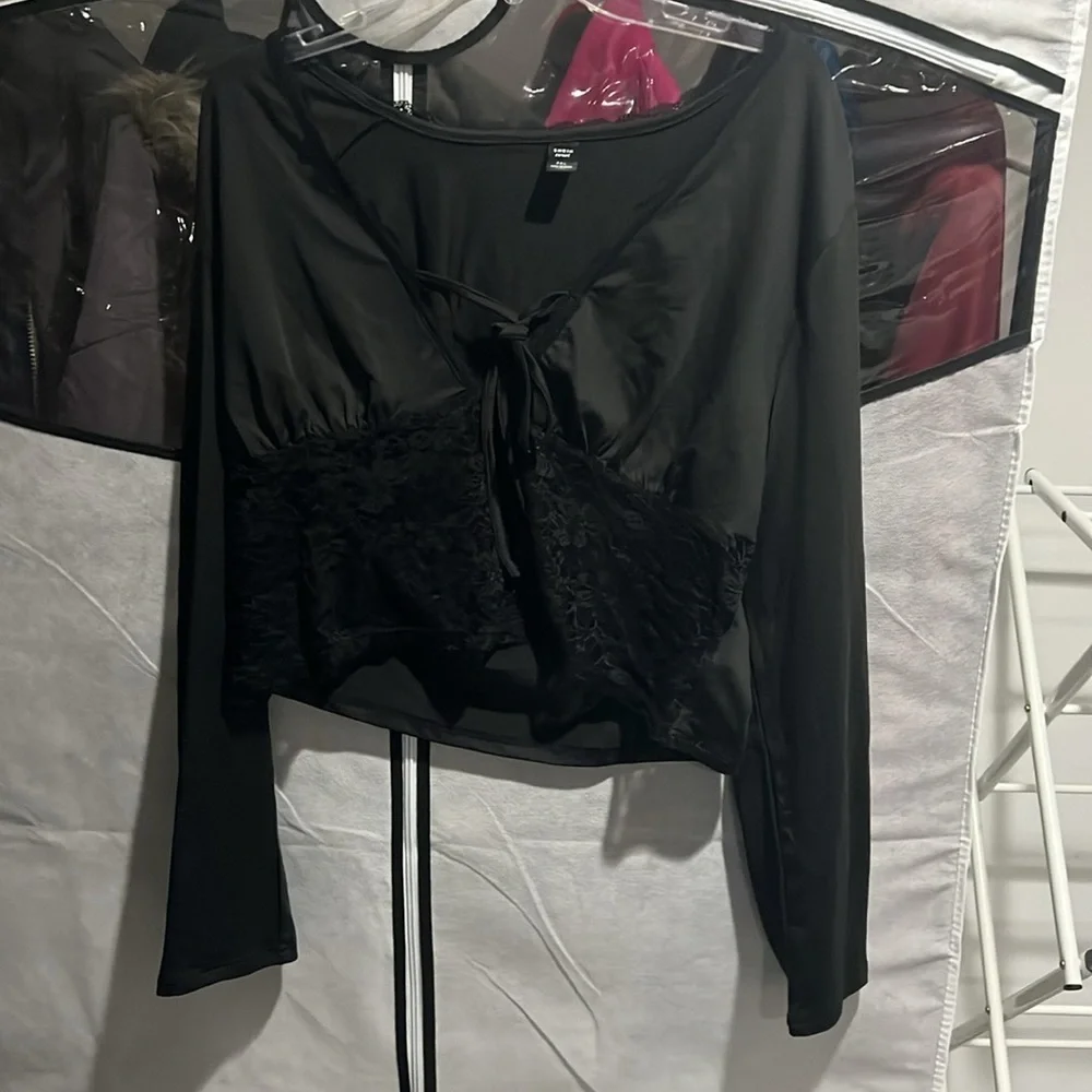 NWOT Plus Size Long Sleeved Half Lace Crop Top 🌸